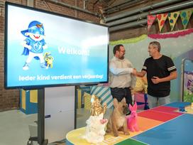 BIS|Econocom schenkt groot touchscreen aan Stichting Jarige Job  
