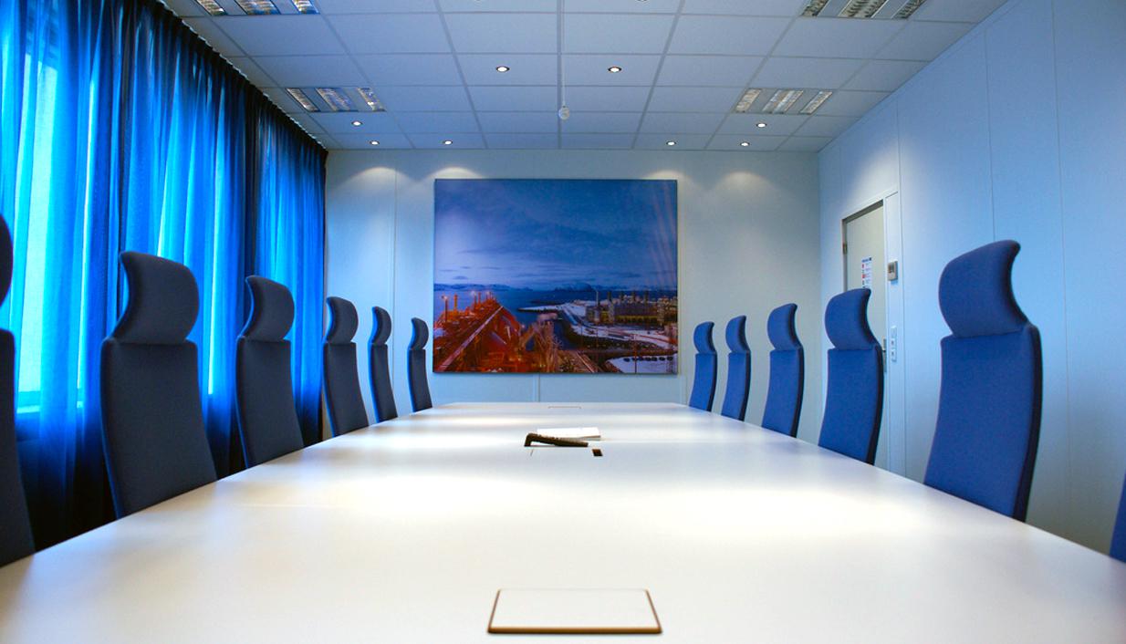 ontwerp en inrichting vergaderruimte met videoconference